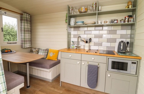 Faringdon Cottage | THREE LITTLE BIRDS, family friendly, with open fire in Faringdon