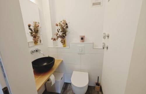 Stetten Apartment | TiCasa Chic - Zentral - Balkon - Parkplatz - SmartTV - Unique - Kernen