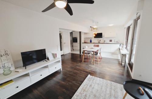 Stetten Apartment | TiCasa Chic - Zentral - Balkon - Parkplatz - SmartTV - Unique - Kernen