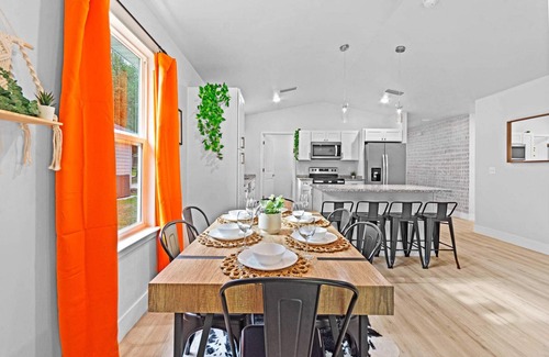 Gainesville House | TIDE + TAILGATE - Sleeps 12, Arcades, Mini Golf