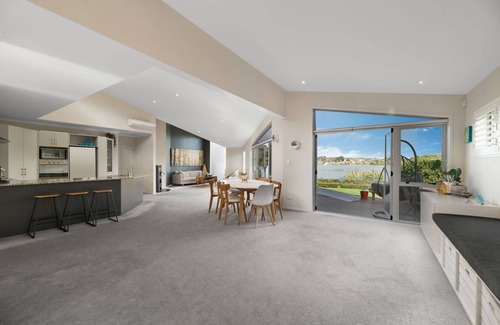 Maungatapu House | Tides Inn. Spacious and Unique Waterfront Holiday