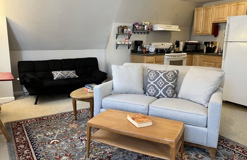 Newmarket Apartment | Tidy 2-Bed w/Parking!🚗Wine!🍷UNH👩🏻‍🎓