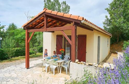 Quillan House | Tidy bungalow with dishwasher on a green domain