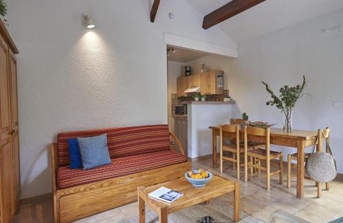 Quillan House | Tidy bungalow with dishwasher on a green domain