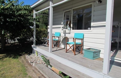 Two Mile Bay Cottage | Tidy close to lake self contained sleepout