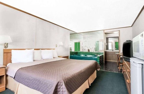 Summitt Hotel | Tidy Unit, Outdoor Pool, Free Parking, WiFi, Pets Allowed