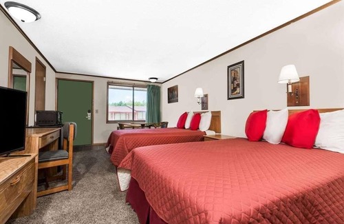Summitt Hotel | Tidy Unit, Outdoor Pool, Free Parking, WiFi, Pets Allowed