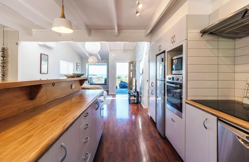 Surfdale House | Tikapa Moana Views | Waiheke Island