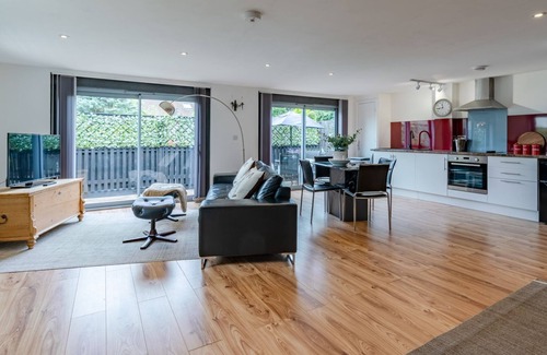Kidlington Cottage | Timber Lodge - sleeps 2 guests in 1 bedroom