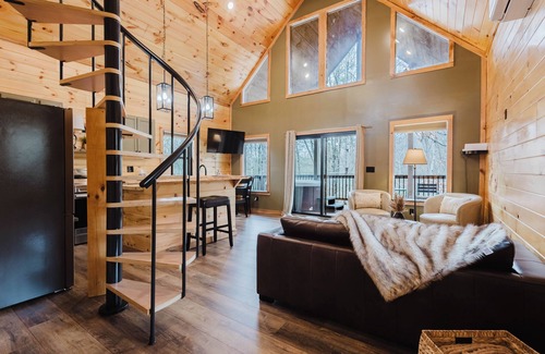 Saint Helens Cabin | Timber Pines at Red River Gorge :1bd/1bth + loft KING beds, Hot Tub & Fire-pit