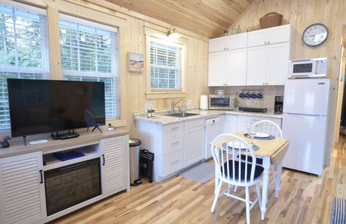 Durants Neck Cottage | ~Timber Tiny House~ Screen Porch~ Fire Pit~ Private Driveway~ Country Getaway~