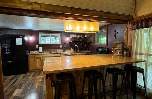 Old Washington Cabin | Timberline Cabins - Peaceful Pines Lodge, WiFi, Pets, Stalls, Hot Tub