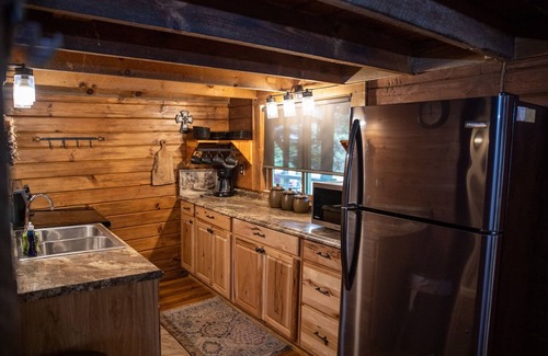 Old Washington Cabin | Timberline Cabins - The Birmingham Cabin, WiFi, Pets, Hot Tub, Fireplace