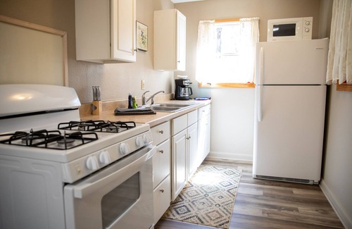 Old Washington Cottage | Timberline Cabins - Wildwood Cottage - Hot tub, Pets, Fireplace