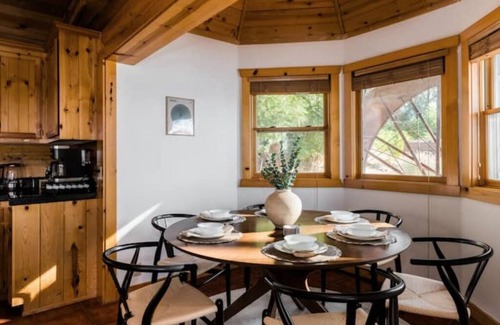 Kelseyville Cabin | TimberTales - A cozy log cabin with magical lakeviews