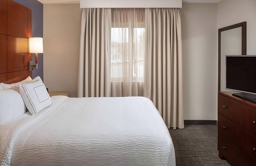 Brentwood Hotel | Time To Relax in Your Suite! Full Kitchen, Outdoor Pool, Free Breakfast