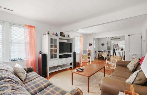 Chincoteague House | Timeout - Lovingly renovated cottage close to Downtown!