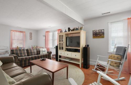 Chincoteague House | Timeout - Lovingly renovated cottage close to Downtown!