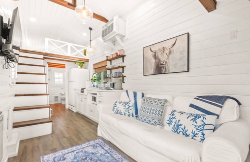 Agoura Hills House | Tiny Home Haven in Malibu- 2 Bedroom and 1 bathroom!