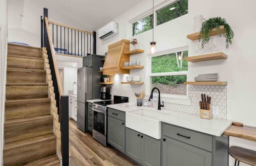 Bentonville Cottage | Tiny Home on Price Coffee Rd! Sleeps 6!