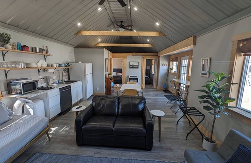 Stow Cottage | Tiny House #2 - Spacious & Modern "Tiny Home" with 2 bdrms - Lakefront Property!