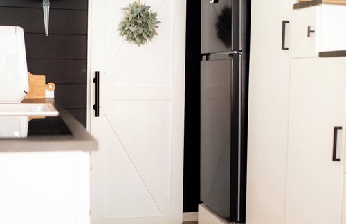 Phoenix Lake-Cedar Ridge House | Tiny house Glamping in the mountains π» Walk to private lake!