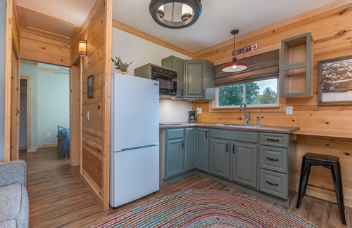 Hendersonville Cabin | TINY HOUSE IN MEADOW SETTING/HENDERSONVILLE/APPLE ORCHARD & WINERY AREA