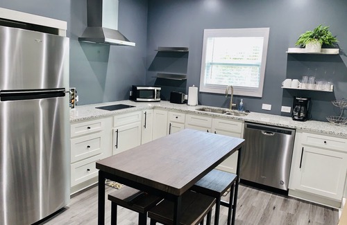 Sylvan Hills Cottage | *TINY HOUSE*SELF CHECK-IN*SCREENED IN PORCH*FLAT SCREEN TV*W/D*