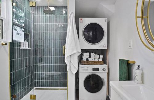 MLK House | Tiny House-Sleeps 4-Kitchen-Washer/Dryer-Patio