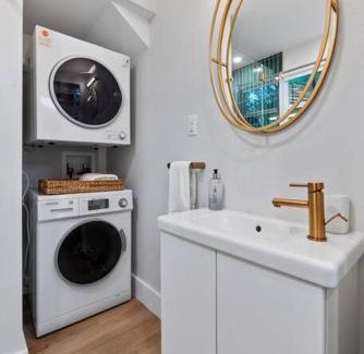 MLK House | Tiny House-Sleeps 4-Kitchen-Washer/Dryer-Patio