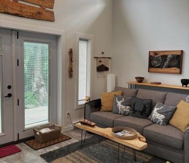 Campbell River House | Tiny House with HOT TUB, close to golf and hiking!