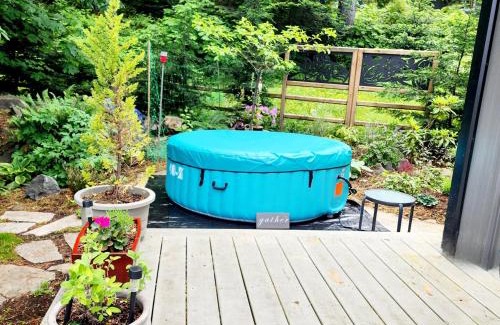 Campbell River House | Tiny House with HOT TUB, close to golf and hiking!