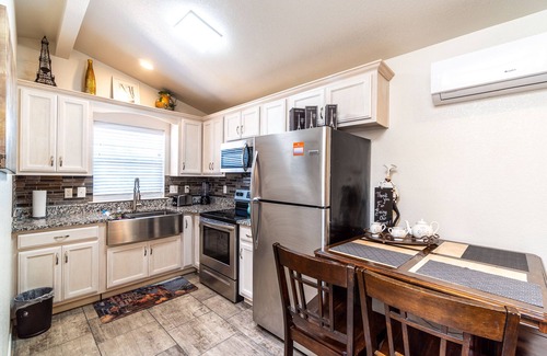 Biggs Field Apartment | Tiny Paris home| Full Kit|Suite|Safe & Comfortable