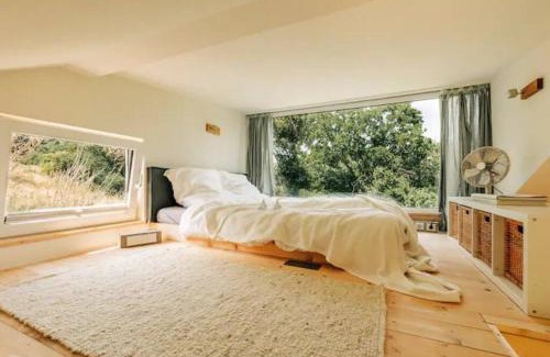 Dessighofen House | Tinyhouse Minimalus Panorama Schlafloft im Grünen