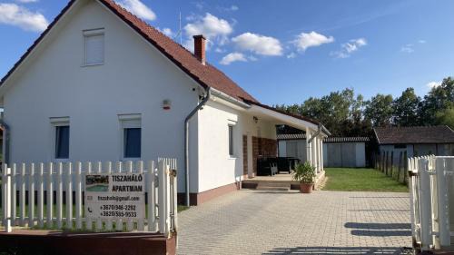 Kiskore House | Tiszaháló Apartman Ház