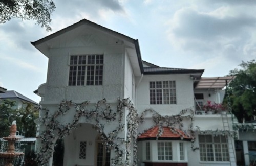 Titiwangsa House | Titiwangsa Villa . Spacious with 12 bedrooms attached bathrooms , Free Wi Fi .