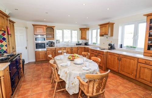 Shugborough House | TIXALL MANOR FARM, pet friendly, with hot tub in Great Haywood