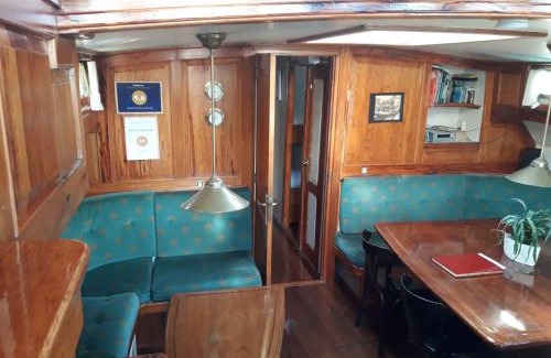 Hoorn Boat Rental | Tjalkjacht Pelikaan Hoorn