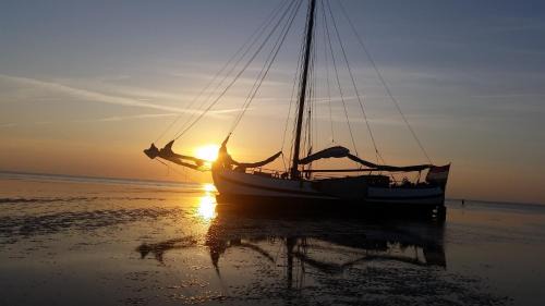 Hoorn Boat Rental | Tjalkjacht Pelikaan Hoorn