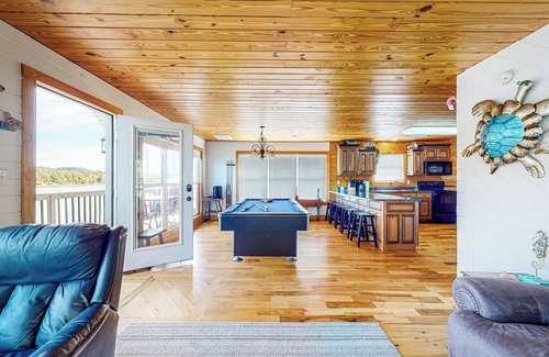 Decaturville House | TN River house, private dock, sleeps 6, located near 2 marinas & a golf course.
