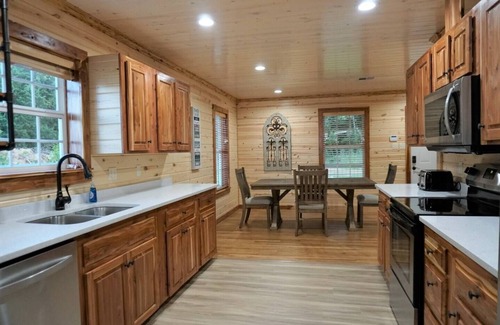 Negreet House | Toledo Queen Lakefront Custom 4 BR Home, Boathouse, Boat Ramp & Beautiful Views.