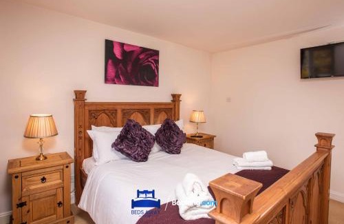 Oxford House | Tolkien View House in Oxford By Beds Away Short Lets & Serviced Accommodation With Outdoor Fireplace & Free Private Parking