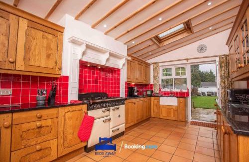 Oxford House | Tolkien View House in Oxford By Beds Away Short Lets & Serviced Accommodation With Outdoor Fireplace & Free Private Parking