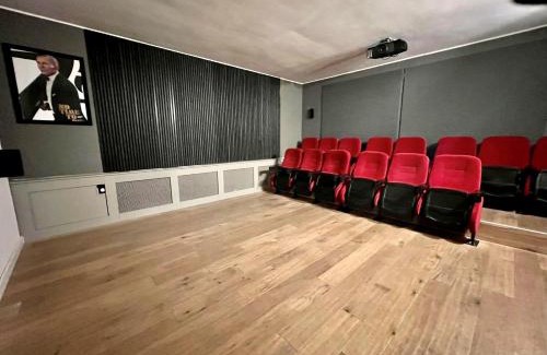 Backemoor House | Tolles Ferienhaus für 18 Personen in Ostfriesland mit Kino, Bar, Sauna und Whirlpool