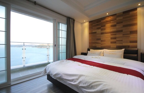 Tongyeong Hotel | Tongyeong Badapunggyeong