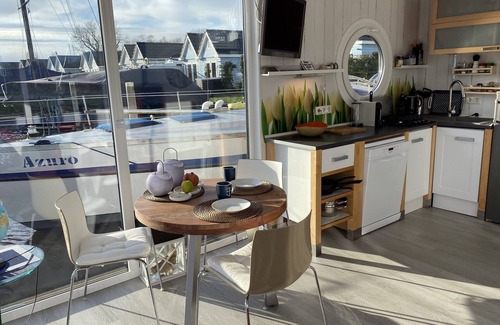 Stavoren Boat Rental | TOP Ausgestattetes Hausboot mit Dachterrasse in Stavoren am Ijsselmer