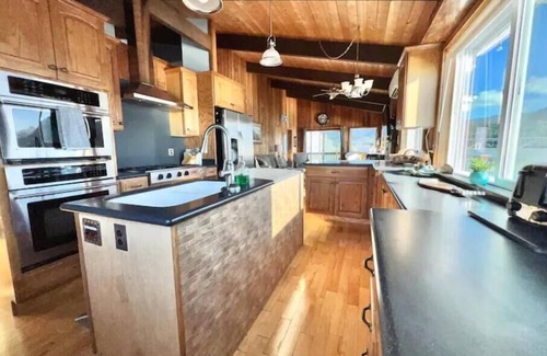 Gold Beach Apartment | Top Deck on the Rogue
