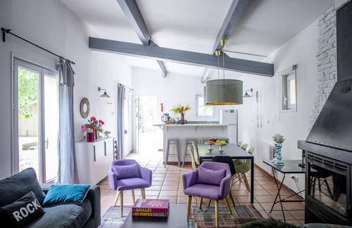 Carpentras House | Top-decorated detached house >10 sleeps, private garden, bbq, swimming pool