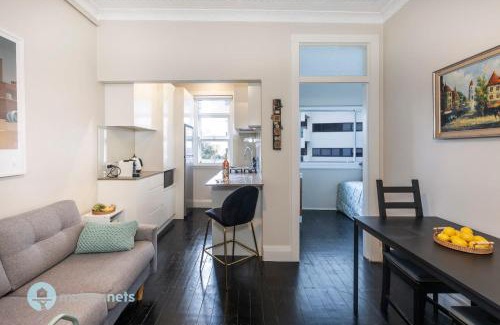 Darlinghurst Apartment | Top Floor 1 Bedroom Apt Sunroom Close To CBD
