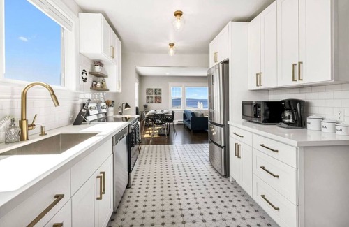 North Admiral Apartment | Top floor apartment with panoramic ocean views